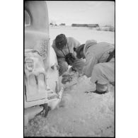Un véhicule de commandement du Schwere Panzerjäger Abteilung 519 bloqué par la neige.