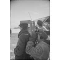 Observation avec les jumelles de bord d'un Nashorn (Sd.kfz.164) du Schwere Panzerjäger Abteilung 519.