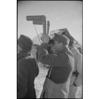 Observation avec les jumelles de bord d'un Nashorn (Sd.kfz.164) du Schwere Panzerjäger Abteilung 519.