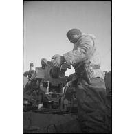 Un artilleur dans un Nashorn (Sd.kfz.164) baptisé Tiger armé d'un canon de 8,8 cm Pak 41/43 du du 1er escadron du schwere Panzerjäger-Abteilung 519.