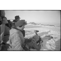Observation avec les jumelles de bord d'un Nashorn (Sd.kfz.164) du Schwere Panzerjäger Abteilung 519.