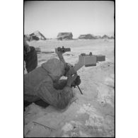 Observation avec les jumelles de bord d'un Nashorn (Sd.kfz.164) du Schwere Panzerjäger Abteilung 519.