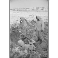 Des mortiers schwere Granatwerfer 34 en position.