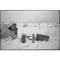 Un fantassin et son téléphone de campagne.