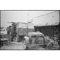 Un véhicule de commandement radio (Horch 901 Kfz 15) du schwere Panzerjäger Abteilung 519, comme le précise l'insigne peint sur l'arrière.