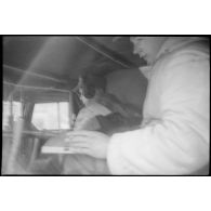 Dans un véhicule de commandement du schwere Panzerjäger Abteilung 519.