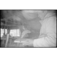 Dans un véhicule de commandement du schwere Panzerjäger Abteilung 519.