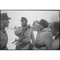 Des Panzergrenadiers et un tankiste du schwer Panzerjäger Abteilung 519.