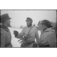 Des Panzergrenadiers et un tankiste du schwer Panzerjäger Abteilung 519.