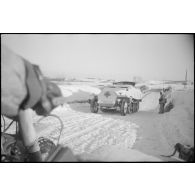 Un Sd.kfz. Sanitaire vu depuis le panier d'un side-car BMW R75.
