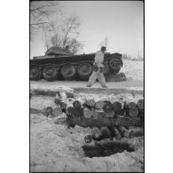 Un char T34 abandonnée, sa chenille gauche est rompue.