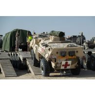 Chargement d'un véhicule de l'avant blindé sanitaire (VAB SAN) à bord d'un porte-engin blindé émirien à Zayeb military city, aux Emirats arabes unis.