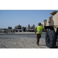 Chargement de véhicules à bord de porte-engins blindés (PEB) émiriens à Zayeb military city, aux Emirats arabes unis.