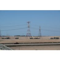 Des porte-engins blindés (PEB) émiriens progressent en convoi vers le camp d'Al Hamra, aux Emirats arabes unis.