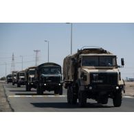 Des camions GBC-180 du 5e régiment de cuirassiers (RC) et du 90e régiment d'infanterie (RI) progressent en convoi vers le camp d'Al Hamra, aux Emirats arabes unis.