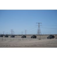Des véhicules tactiques 4x4 (VT4) progressent en convoi vers le camp d'Al Hamra, aux Emirats arabes unis.