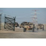 Des véhicules blindés légers (VBL) du 5e régiment de cuirassiers (RC) progressent en convoi vers le camp d'Al Hamra, aux Emirats arabes unis.