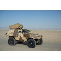 Un véhicule blindé léger (VBL) du 5e régiment de cuirassiers (RC) progresse vers Al Hamra, aux Emirats arabes unis.