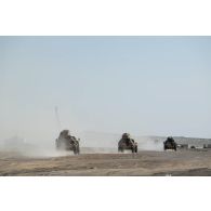 Des véhicules blindés légers (VBL) du 5e régiment de cuirassiers (RC) progressent en convoi vers le camp d'Al Hamra, aux Emirats Arabes Unis.