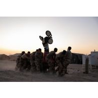 Des soldats du 5e régiment de cuirassiers (RC) installent une tour d'éclairage sur le camp d'Al Hamra, aux Emirats arabes unis.