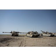 Des soldats du 5e régiment de cuirassiers (RC) interviennent sur leurs chars de combat AMX-Leclerc pour leur maintenance sur le camp d'Al Hamra, aux Emirats arabes unis.