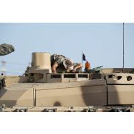 Un soldat du 5e régiment de cuirassiers (RC) intervient sur un char de combat AMX-Leclerc pour sa maintenance sur le camp d'Al Hamra, aux Emirats arabes unis.