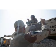 Des soldats du 5e régiment de cuirassiers (RC) interviennent sur leur char de combat AMX-Leclerc pour sa maintenance sur le camp d'Al Hamra, aux Emirats arabes unis.