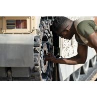 Un soldat du 5e régiment de cuirassiers (RC) intervient sur un char de combat AMX-Leclerc pour sa maintenance sur le camp d'Al Hamra, aux Emirats arabes unis.