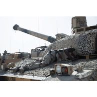 Un soldat du 5e régiment de cuirassiers (RC) intervient sur un char de combat AMX-Leclerc pour sa maintenance sur le camp d'Al Hamra, aux Emirats arabes unis.