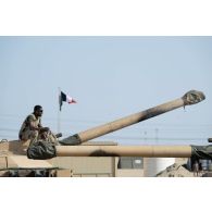 Un soldat du 5e régiment de cuirassiers (RC) intervient sur un char de combat AMX-Leclerc pour sa maintenance sur le camp d'Al Hamra, aux Emirats arabes unis.