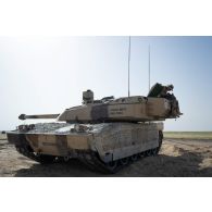 Un soldat du 5e régiment de cuirassiers (RC) intervient sur un char de combat AMX-Leclerc pour sa maintenance sur le camp d'Al Hamra, aux Emirats arabes unis.