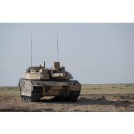 Un char de combat AMX-Leclerc du 5e régiment de cuirassiers (RC) stationne sur le camp d'Al Hamra, aux Emirats arabes unis.