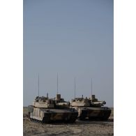 Des chars de combat AMX-Leclerc du 5e régiment de cuirassiers (RC) stationnent sur le camp d'Al Hamra, aux Emirats arabes unis.