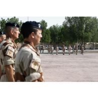 Arrivée du vice-amiral Emmanuel Slaars pour une cérémonie sur la place d'armes du camp de Zayed military city, aux Emirats arabes unis.