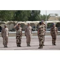 Un commandant d'unité du 5e régiment de cuirassiers (RC) salue le vice-amiral Emmanuel Slaars pour une cérémonie sur la place d'armes du camp de Zayed military city, aux Emirats arabes unis.