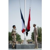 Portait de soldats français et émirien pour le lever des couleurs sur la place d'armes du camp de Zayed military city, aux Emirats arabes unis.