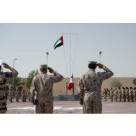 Lever des couleurs sur la place d'armes du camp de Zayed military city, aux Emirats arabes unis.