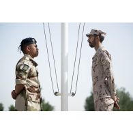Portait de soldats français et émirien pour le lever des couleurs sur la place d'armes du camp de Zayed military city, aux Emirats arabes unis.