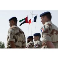 Rassemblement des soldats pour une cérémonie sur la place d'armes du camp de Zayed military city, aux Emirats arabes unis.