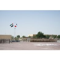 Lever des couleurs sur la place d'armes du camp de Zayed military city, aux Emirats arabes unis.