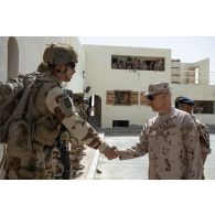 Le général de brigade émirien Humain M. al Shamshi rencontre un soldat français sur le camp de Zayed military city, aux Emirats arabes unis.