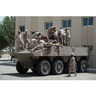 Des soldats émiriens visitent un véhicule blindé de combat d'infanterie (VBCI) du 92e régiment d'infanterie (RI) sur le camp de Zayed military city, aux Emirats arabes unis.
