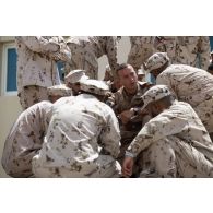 Un soldat du 92e régiment d'infanterie (RI) échange en arabe avec des militaires émiriens sur le camp de Zayed military city, aux Emirats arabes unis.