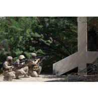 Des soldats émiriens progressent dans une rue du camp de Zayed military city, aux Emirats arabes unis.