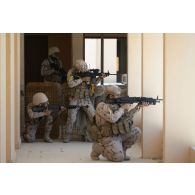 Des soldats émiriens progressent dans une rue du camp de Zayed military city, aux Emirats arabes unis.