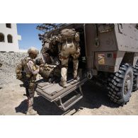 Des soldats émiriens évacuent à un blessé factice du 92e régiment d'infanterie (RI) à bord d'un véhicule blindé de combat d'infanterie (VBCI) sur le camp de Zayed military city, aux Emirats arabes unis.
