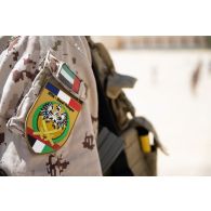 Vue de l'écusson du groupement tactique interarmes (GTIA) Royal-Pologne sur le treillis d'un soldat émirien à Zayed military city, aux Emirats arabes unis.