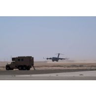 Atterrissage d'un avion C-17 Globemaster III émirien dans la région d'Al Hamra, aux Emirats arabes unis.