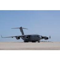 Atterrissage d'un avion C-17 Globemaster III émirien dans la région d'Al Hamra, aux Emirats arabes unis.