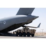 Déchargement d'un véhicule blindé de combat d'infanterie (VBCI) depuis un avion C-17 Globemaster III émirien dans la région d'Al Hamra, aux Emirats arabes unis.